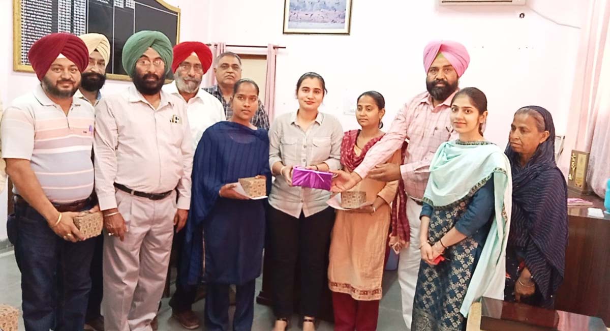 The visually impaired sisters passed the tenth class in the first grade